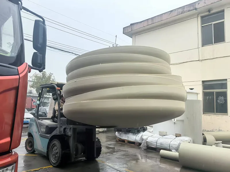 Por que a cabeça PPH é um componente crítico para vedação resistente à corrosão em equipamentos de processamento químico?