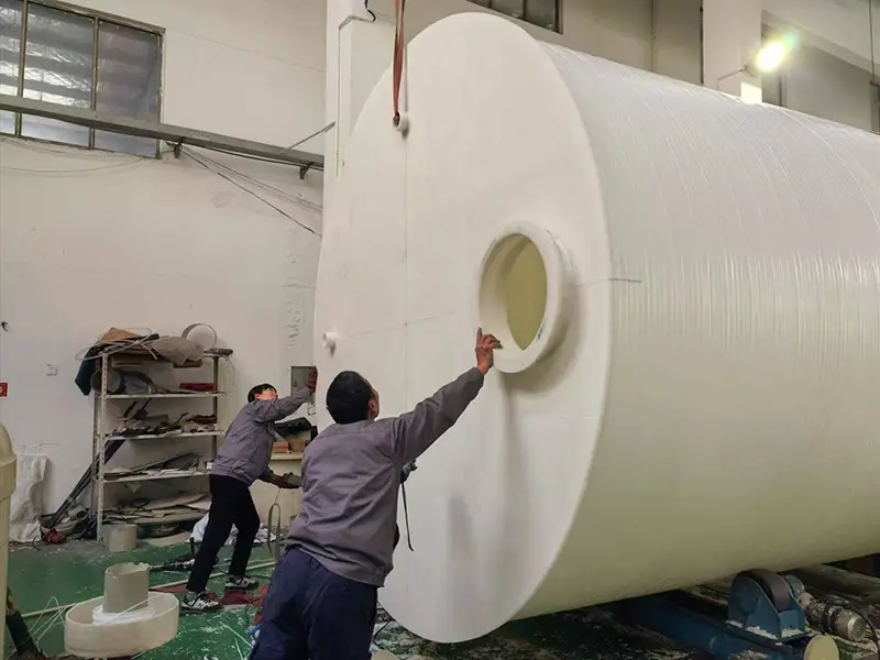 Como os tanques verticais leves de PP reduzem os custos de logística, fundação e instalação para projetos de armazenamento de produtos químicos